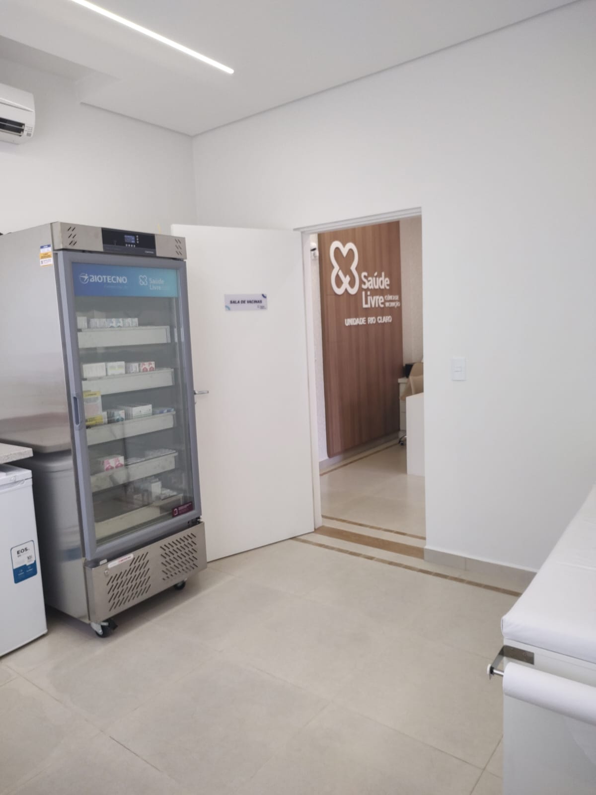 Sala de vacinas com cadeia de frio da unidade Saúde Livre Rio Claro